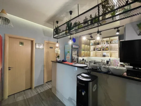 Tirane, shitet bar-kafe Kati 0, 170 m² 420.980 € (Rruga Hysen Gjura Porcelan)