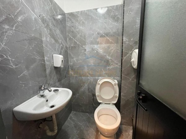 Tirane, shitet bar-kafe Kati 0, 170 m² 420.980 € (Rruga Hysen Gjura Porcelan)