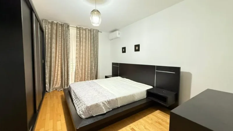 Tirane, jepet me qera apartament 2+1 Kati 3, 130 m² 1.200 €