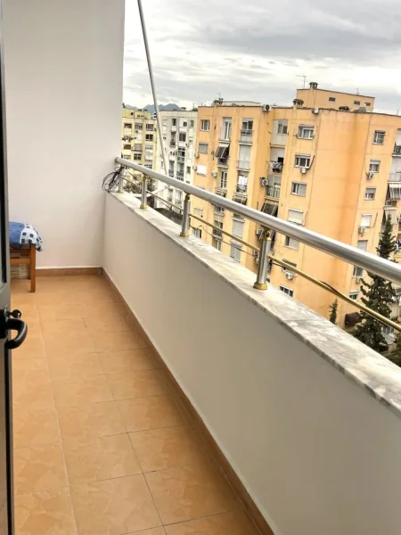 Tirane, jepet me qera apartament 2+1+Ballkon Kati 7, 95 m² 550 € (Laprakë, Rruga Gjergj Legisi)