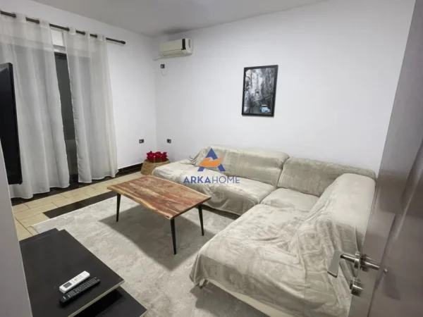Tirane, jepet me qera apartament 1+1+Ballkon Kati 4, 50 m² 623 € 