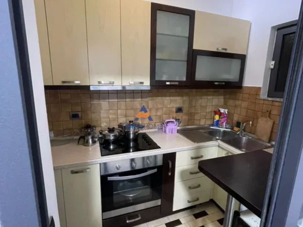 Tirane, jepet me qera apartament 1+1+Ballkon Kati 4, 50 m² 623 € 