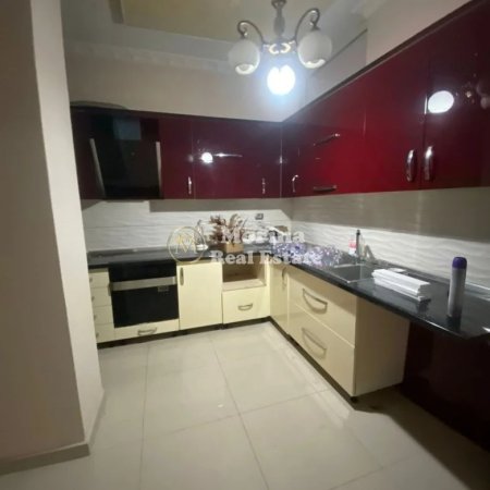 Tirane, jepet me qera ambjent biznesi Kati 2, 90 m² 500 € (Rruga 5 Maji)