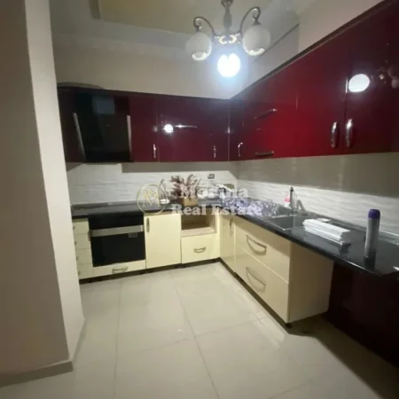 Tirane, jepet me qera ambjent biznesi Kati 2, 90 m² 500 € (Rruga 5 Maji)