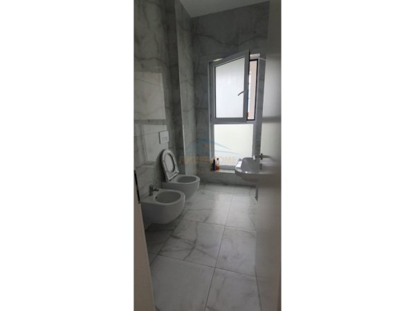 Tirane, jepet me qera zyre Kati 3, 64 m² 500 € (BULEVARDI I R)