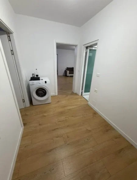Tirane, jepet me qera apartament 3+1+Ballkon Kati 4, 110 m² 500 € (Laprakë)