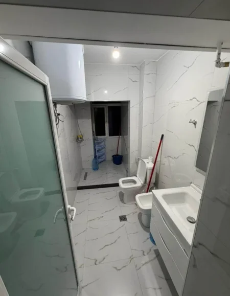 Tirane, jepet me qera apartament 3+1+Ballkon Kati 4, 110 m² 500 € (Laprakë)