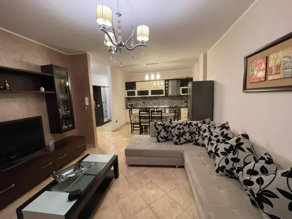 Tirane, jepet me qera apartament 2+1+Ballkon Kati 6, 120 m² 700 € (Xhamllik/Rr.Xhanfize Keko)