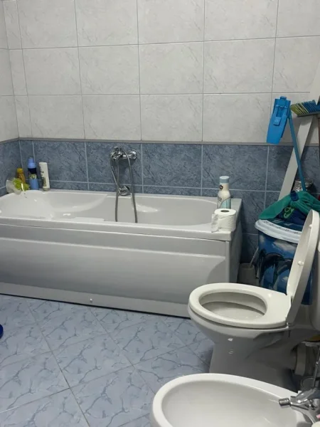 Tirane, jepet me qera apartament 2+1+Ballkon Kati 6, 120 m² 700 € (Xhamllik/Rr.Xhanfize Keko)