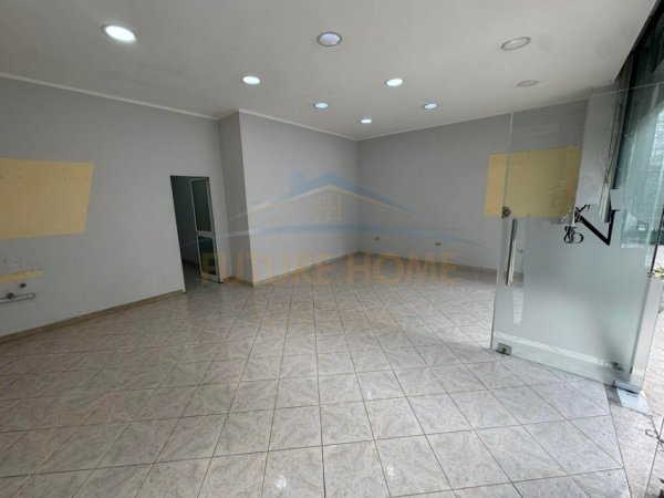Tirane, jepet me qera ambjent biznesi Kati 0, 54 m² 300 € (Pallatet Cabej)