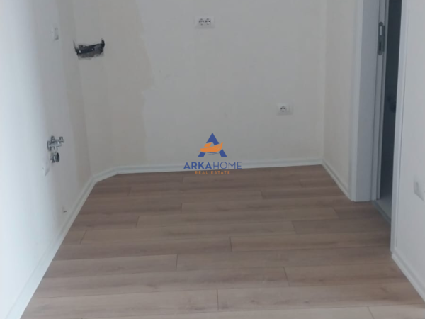 Tirane, jepet me qera apartament 2+1+Ballkon Kati 3, 110 m² 519 € 