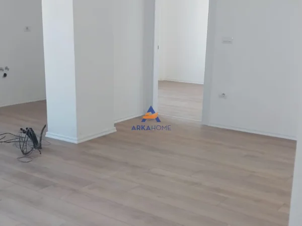 Tirane, jepet me qera apartament 2+1+Ballkon Kati 3, 110 m² 519 € 