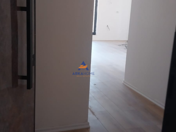 Tirane, jepet me qera apartament 2+1+Ballkon Kati 3, 110 m² 519 € 
