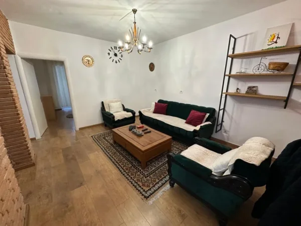 Tirane, jepet me qera apartament 1+1+Ballkon Kati 1, 70 m² 550 € (Pazari i Ri)