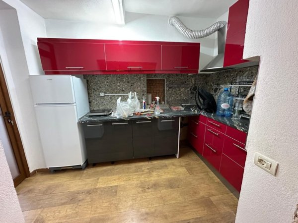 Tirane, jepet me qera apartament 1+1+Ballkon Kati 1, 70 m² 600 € (Pazari i Ri)