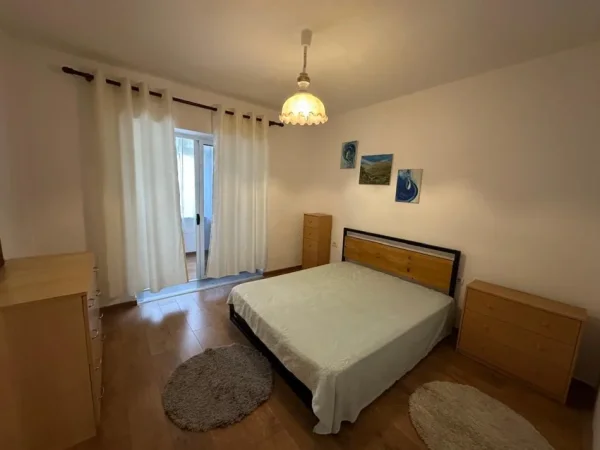 Tirane, jepet me qera apartament 1+1+Ballkon Kati 1, 70 m² 550 € (Pazari i Ri)