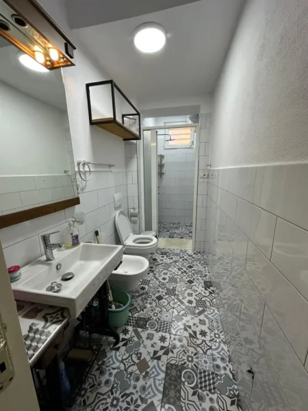 Tirane, jepet me qera apartament 1+1+Ballkon Kati 1, 70 m² 550 € (Pazari i Ri)