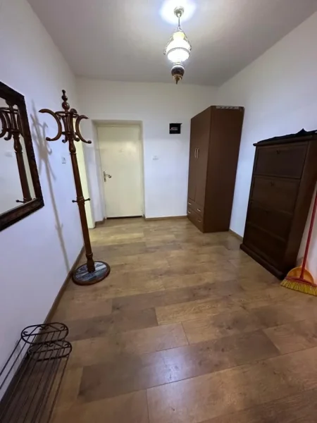 Tirane, jepet me qera apartament 1+1+Ballkon Kati 1, 70 m² 550 € (Pazari i Ri)