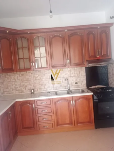 Tirane, jepet me qera apartament 1+1+Ballkon Kati 2, 100 m² 350 € (KAMEZ)