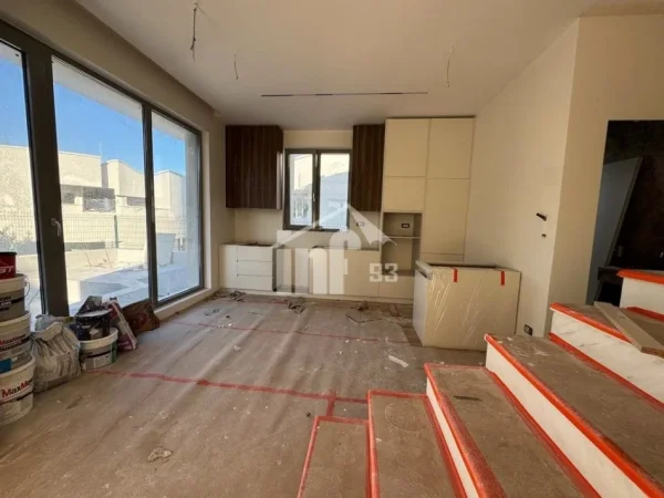 Tirane, jepet me qera Vile 2 Katshe , 185 m² 4.000 € (“GREEN VALLEY” REZIDENCE, PËRBALLË LIQENIT ARTIFICIAL)