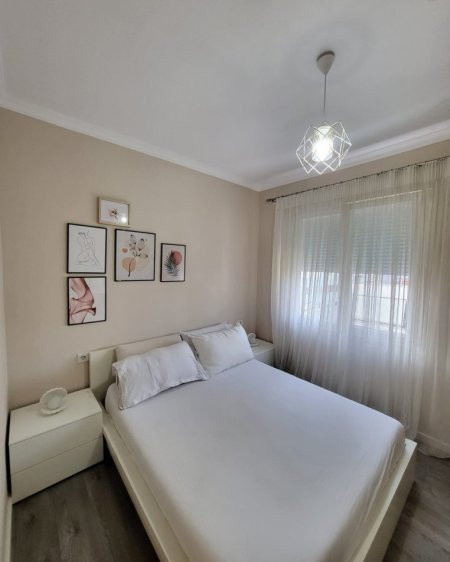 Tirane, jepet me qera apartament 1+1+Ballkon Kati 5, 55 m² 750 € (Garda)