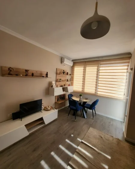 Tirane, jepet me qera apartament 1+1+Ballkon Kati 5, 55 m² 750 € (Garda)