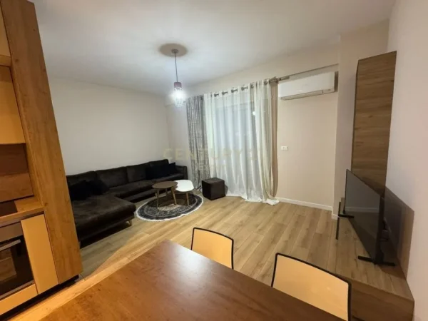 Tirane, jepet me qera ambjent biznesi Kati 2, 100 m² 1.000 € (Foleja e Gjelber)