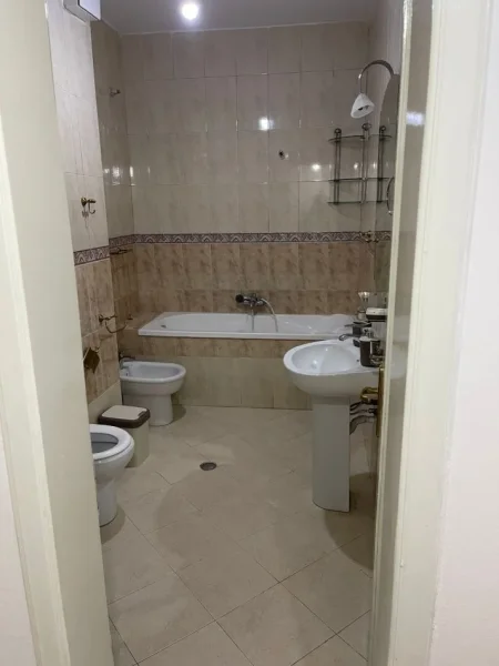 Tirane, jepet me qera apartament 2+1 , 700 € (Komuna e Parisit)