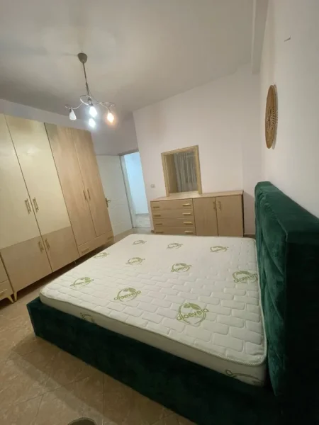 Tirane, jepet me qera apartament 2+1 , 700 € (Komuna e Parisit)