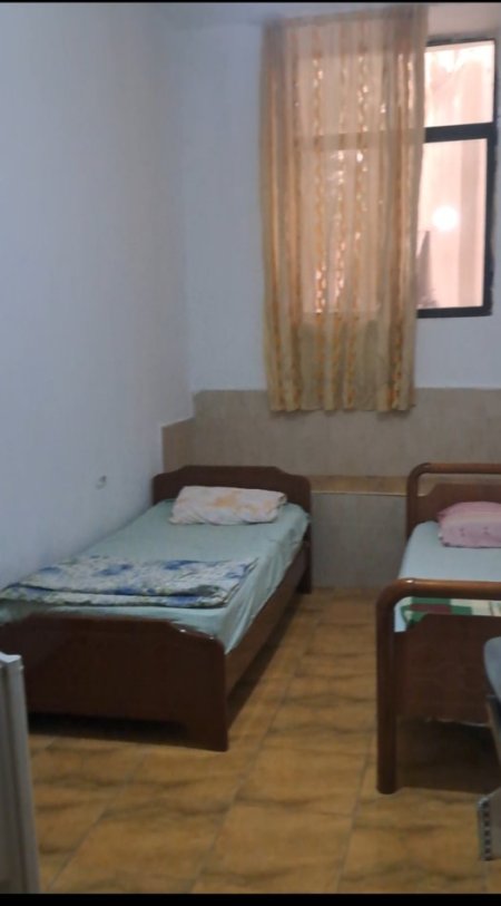 Tirane, jepet me qera garsonier 1+1 Kati 1, 30 m² (Mbrapa Spitalit Amerikan 3,Yzberisht)