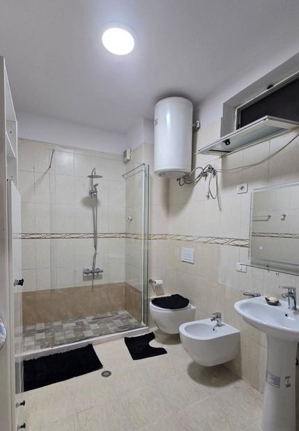 Tirane, jepet me qera apartament 1+1 Kati 5, 90 m² 700 € 