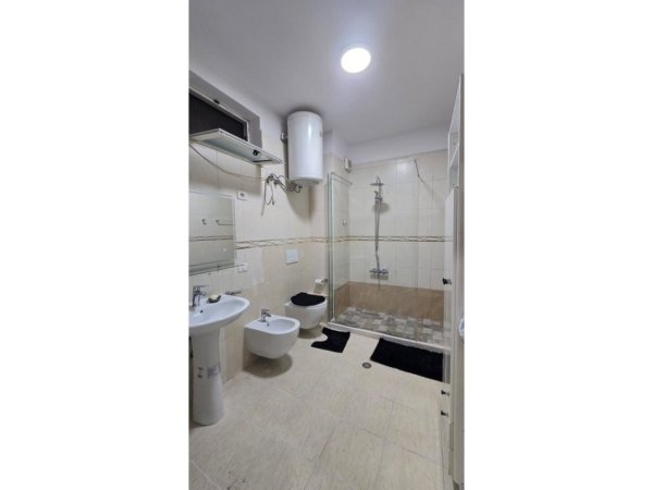Tirane, jepet me qera apartament 1+1 Kati 5, 90 m² 700 € (Rruga e Elbasanit)