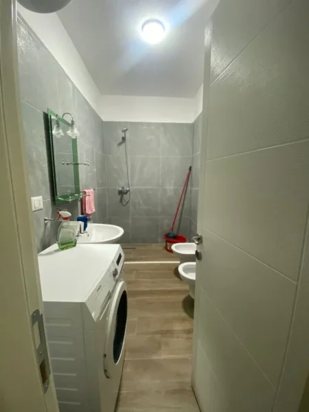 Tirane, jepet me qera apartament 2+1+Ballkon Kati 3, 96 m² 1.000 € (Kodra e Diellit)