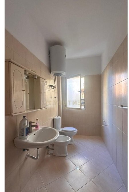 Tirane, jepet me qera apartament 2+1 Kati 2, 100 m² 650 € (rruga him kolli)