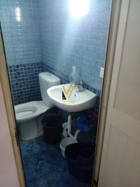 Tirane, jepet me qera dyqan Kati 0, 60 m² 600 € (GALERIA)