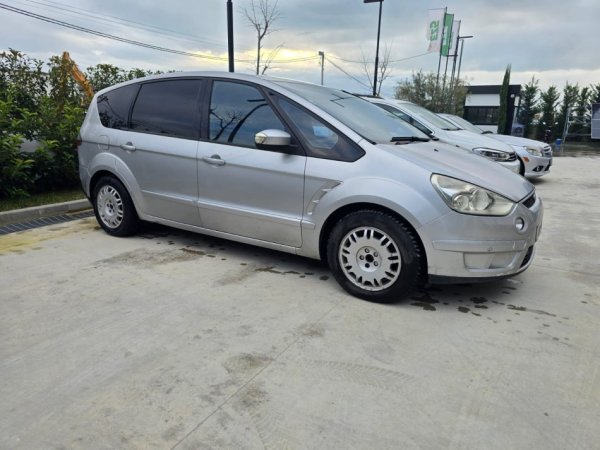 Durres, shes makine me portobagazh Ford Nafte, gri metalizato automatik Klima 3.499 €
