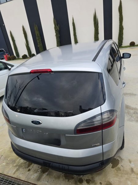 Durres, shes makine me portobagazh Ford Nafte, gri metalizato automatik Klima 3.499 €