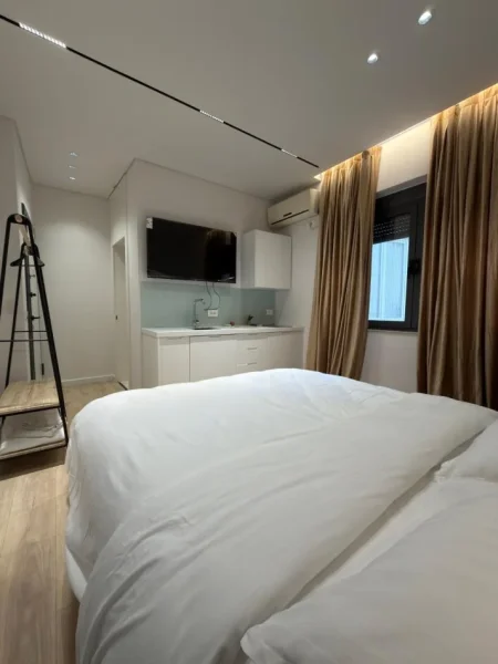 Tirane, jepet me qera apartament 2+1+Ballkon Kati 2, 100 m² 1.500 € (Qender)