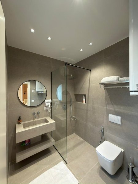 Tirane, jepet me qera apartament 2+1+Ballkon Kati 2, 100 m² 1.500 € (Qender)