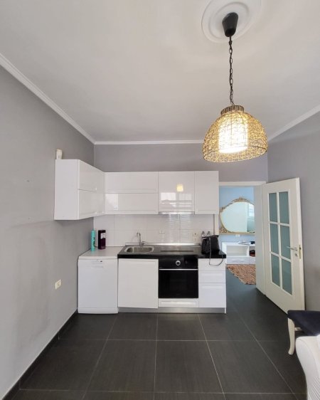 Tirane, jepet me qera apartament 1+1+Aneks+Ballkon Kati 5, 58 m² 950 € 