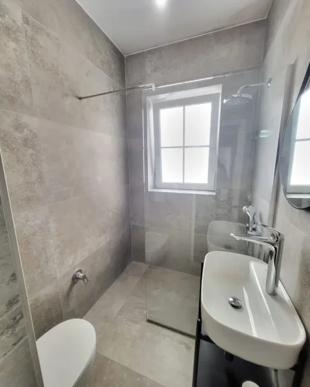 Tirane, jepet me qera apartament 1+1+Aneks+Ballkon Kati 5, 58 m² 950 € 