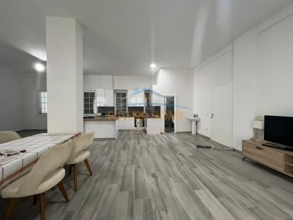 Tirane, jepet me qera Vile 4+1 Kati 4, 250 m² 1.500 € (Paskuqan)