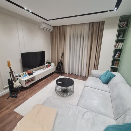 Tirane, jepet me qera apartament 1+1+Ballkon Kati 4, 70 m² 450 € (Yzberisht)