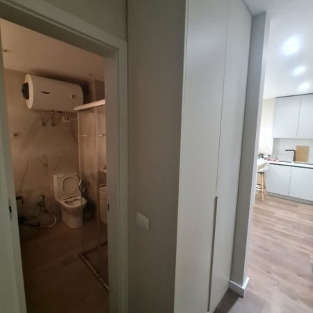 Tirane, jepet me qera apartament 1+1+Ballkon Kati 4, 70 m² 450 € (Yzberisht)