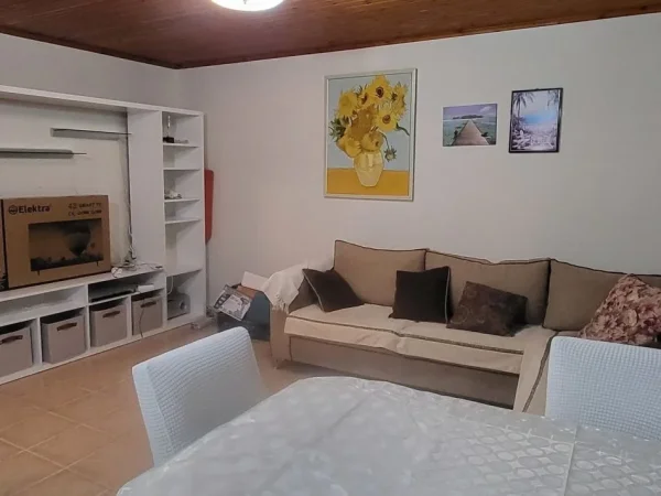 Tirane, jepet me qera apartament 2+1 Kati 3, 95 m² 400 € (Shkolla e Bashkuar)