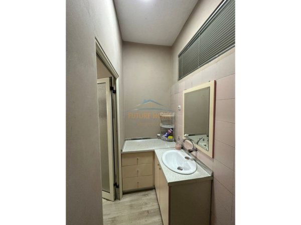 Tirane, jepet me qera apartament 2+1 , 101 m² 800 € 