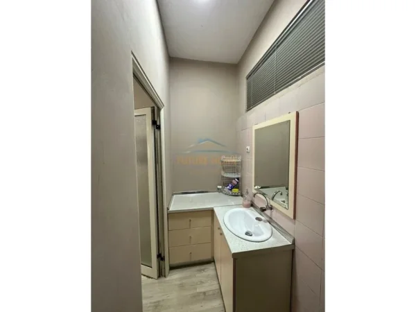 Tirane, jepet me qera apartament 2+1 , 101 m² 800 € 