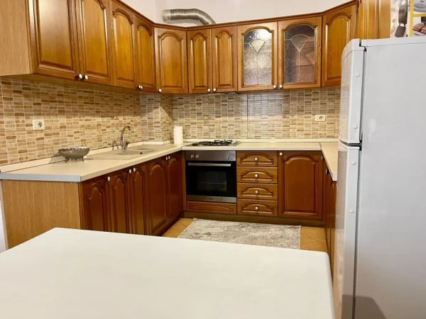 Tirane, jepet me qera apartament 2+1 Kati 7, 85 m² 550 € (Laprake)