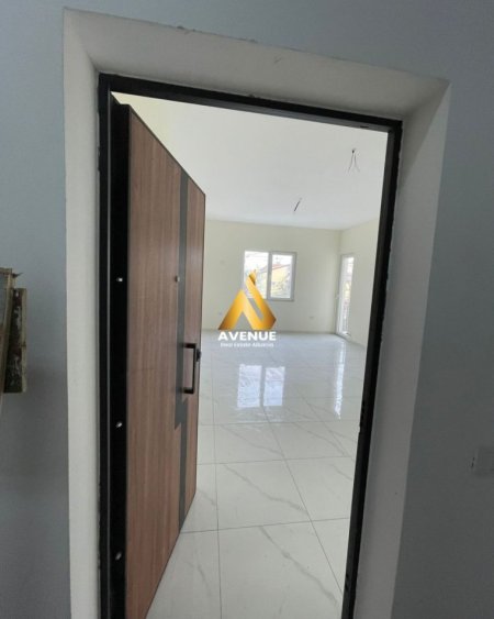 Tirane, jepet me qera ambjent biznesi Kati 1, 70 m² 450 € (bulevardi blu) prane Aza Electronic Kamez