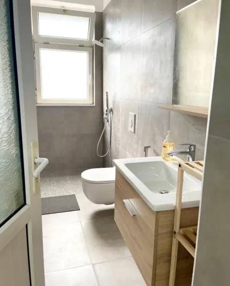 Tirane, jepet me qera apartament 1+1 , 65 m² 500 € (Pranë Liceut)